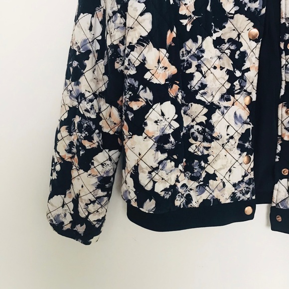 SOAKED IN LUXURY size M/L quilted jacket with blue/white/rose floral pattern - Picture 3 of 14